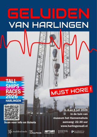 Zwartwit afbeelding van een kraan met katrollen in de haven van Harlingen
