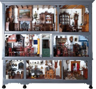Vooraanblik van het zeer gedetailleerde miniatuurhuis.