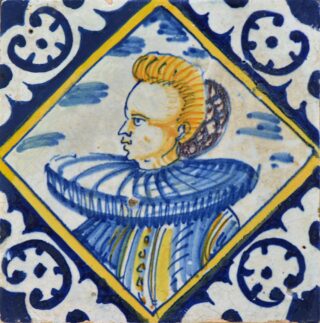 Meerkleurige tegel met een portret van een vrouw met molensteenkraag. Harlingen omstreeks 1620.