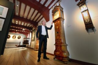 Directeur Hugo ter Avest met bijzondere klok