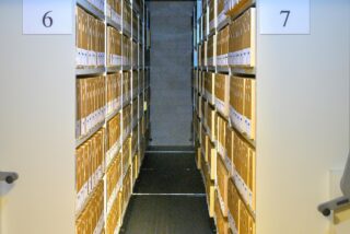 Foto van stellingen van de archiefbewaarplaats van het gemeentearchief Harlingen