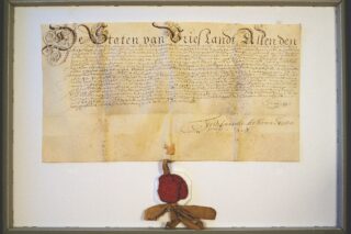 Urkunde der Staaten von Friesland aus dem Jahr 1663 auf Pergament mit Siegel.