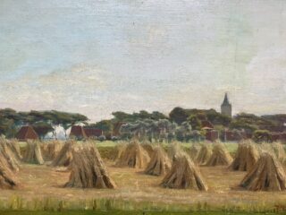 Ölgemälde von Getreidegarben auf einem gelben Feld mit dem Dorf Midlum im Hintergrund